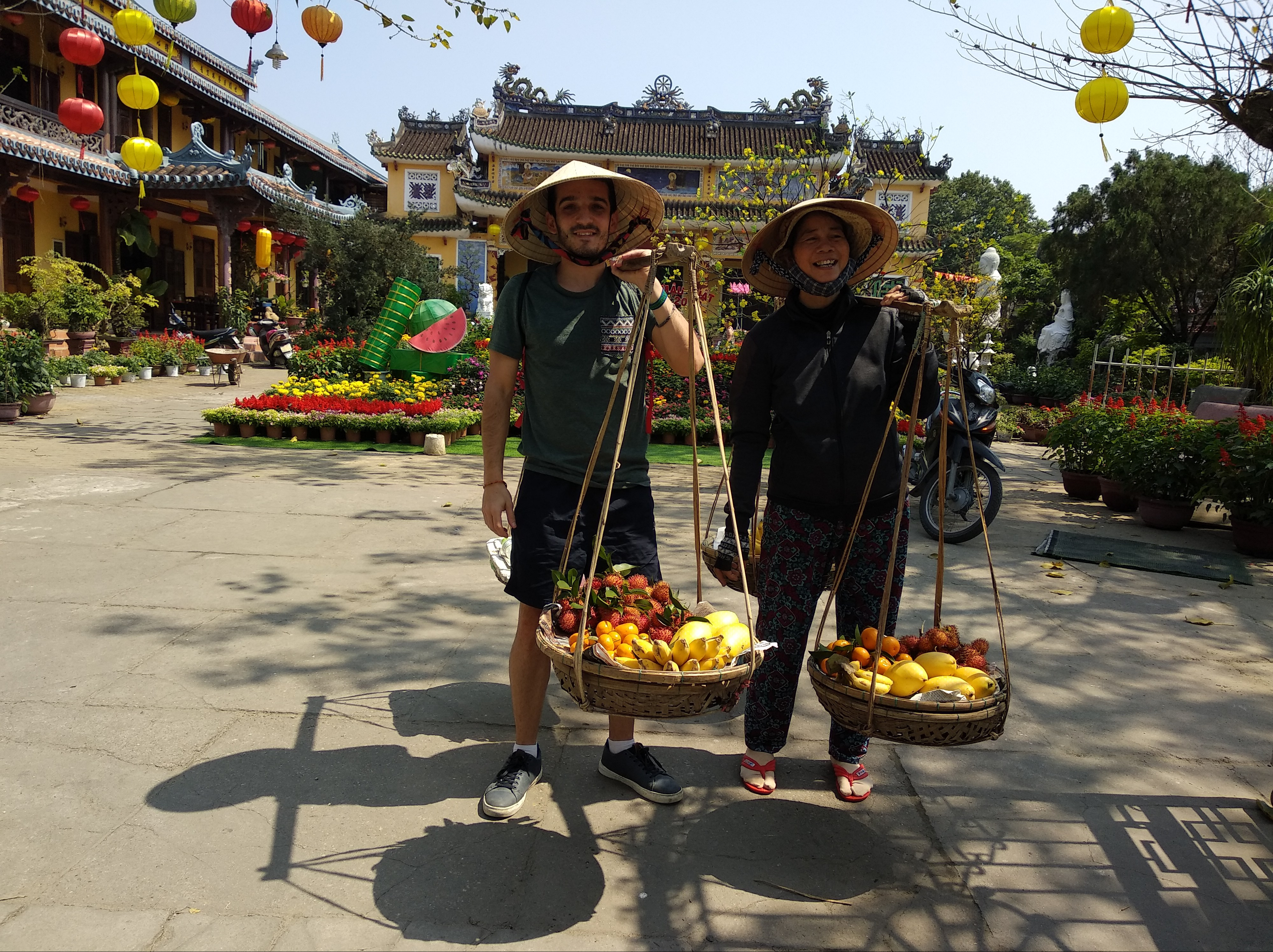 ¿Qué visitar en Hoi An? Vendedora ambulante fruta