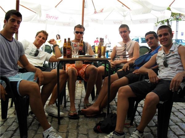 Beber cerveza es viajar a Portugal. Cerveza Super Bock.