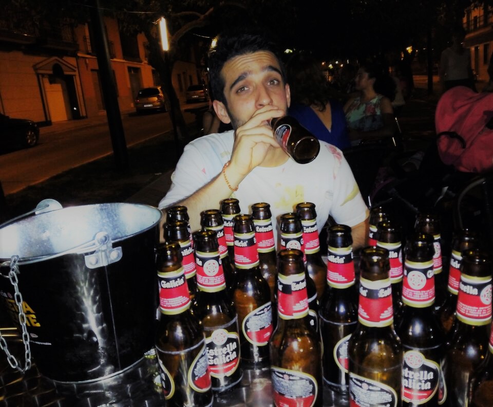 Beber cerveza y viajar. Estrella Galicia.