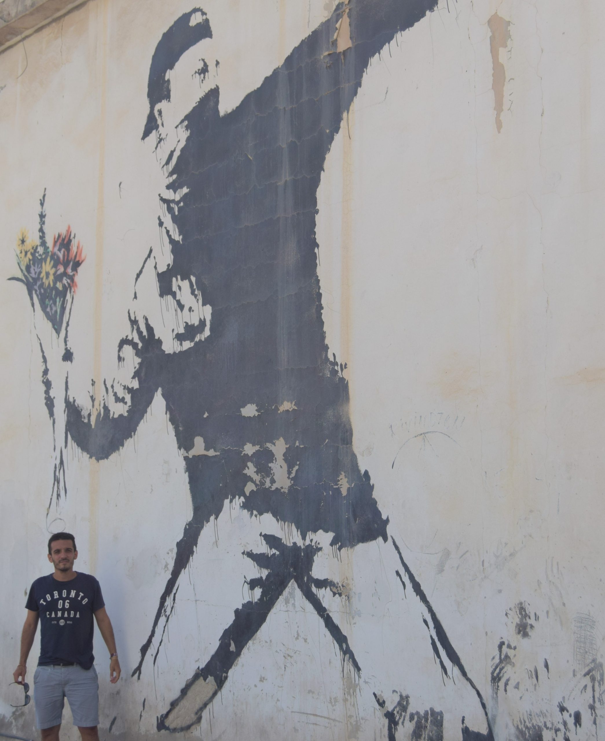 Qué ver en Belén - Man throwing flowers Banksy - Palestina.