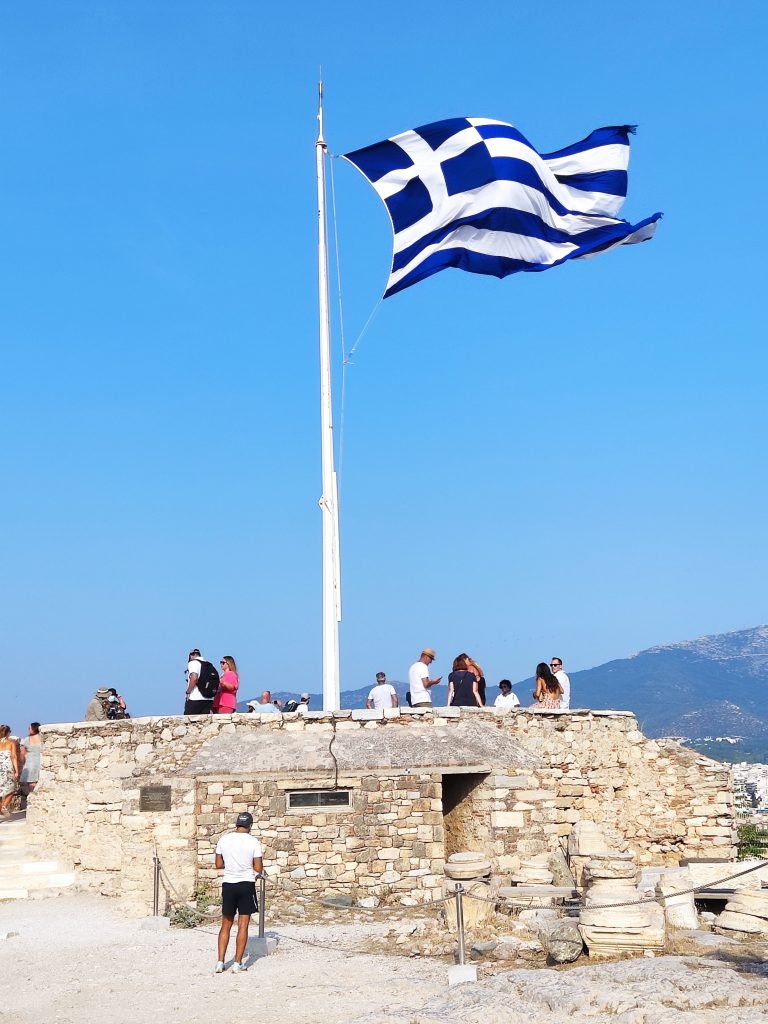 Los 10 imprescindibles que ver o hacer en Atenas - Acrópolis - Bandera Grecia